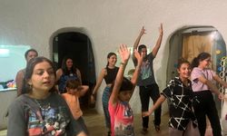 Kolombiyalı doktorlar, depremzede çocuklarla samba dansı yaptı