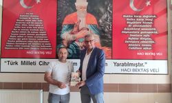 Türk Eğitim Sen Ayhanlar’da eğitimcilere Hacı Bektaş-ı Veli kitabı hediye etti