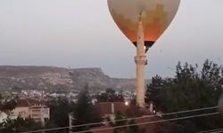 Sıcak hava balonu minareye çarptı, diyalog gülümsetti (video)