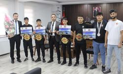 Afgan sporculardan İl Göç İdaresi Müdürü Tutel'e ziyaret 