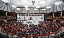 Konutların turizm amaçlı kiralanması ile emeklilere 5 bin lira ödeme kanun teklifi yasalaştı