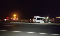 Hacıbektaş’ta minibüs ile otomobilin çarpıştığı kaza kamerada (video)