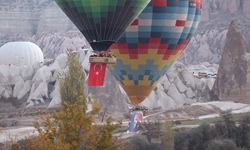 Kapadokya'da balonlar Türk bayrağı ve Atatürk posteriyle uçtu(video)
