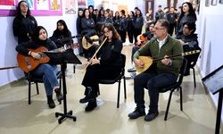 Öğrencileri için okulda "koridor konserleri" düzenliyor (video)