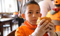 Bu çocuklar ilk defa hamburger yedi (video)