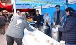 Başkan Aktürk üşüyen vatandaşlara çorba ikram etti