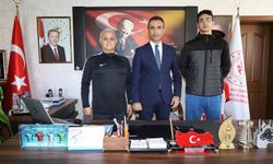 Taekwondo sporcusu Baş’tan İl Müdürü Özdemir'e ziyaret