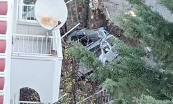 İstinat duvarı çöktü: 2 araç hasar gördü(video)