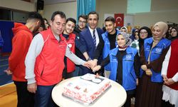 Dünya Gönüllüler Günü'nü pasta keserek kutladılar