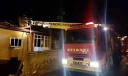 Nevşehir'de bir evin çatısında çıkan yangın söndürüldü (video)