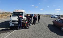 Motosikletle minibüs çarpıştı: 1 ölü