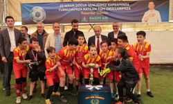 Futbol turnuvasının şampiyonu Necip Fazıl Kısakürek İlkokulu