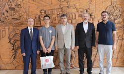 Rektör Aktekin Uluslararası Astronomi Kongresi’ne çağırılan tek Türk öğrenciyi tebrik etti