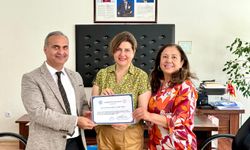 Türk Kadınlar Birliği'nden liseye kitap bağışı