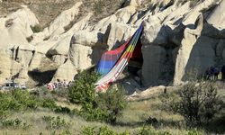 Kapadokya'da ters rüzgarla karşılaşan balon kayalıkların arasında kaldı