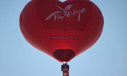 Kapadokya'da sıcak hava balonları Türk bayrakları ile uçtu