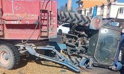 Kabak çekirdeği yüklü traktör minibüse çarparak devrildi