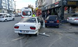 Otomobilin altında kalmaktan kıl payı kurtuldular