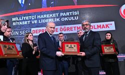 MHP Lideri Bahçeli'den Yazar Halil Manuş'a plaket