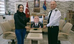 Ressam Kartal’dan Jandarma Komutanı Öksüz'e hediye