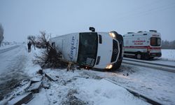 Nevşehir’de minibüs devrildi: 6 yaralı (video)