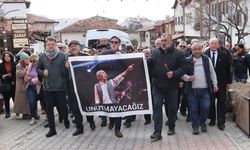 Edip Akbayram’ın sevenleri Avanos'ta evinin önünde toplandı