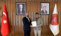 Burak Beken, eserini Rektör Aktekin'e takdim etti