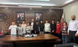 Şampiyon okul kupayı Başkan Güneş’e götürdü