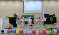 Minik öğrencilerin mezuniyet sevinci