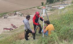 Sürüden ayrılan keçi bacaya sıkıştı