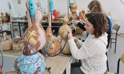 Su kabakları kadınların ellerinde süs eşyasına dönüşüyor