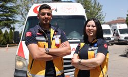 Sağlıkçı çift hayat kurtarmak için saniyelerle yarışıyor