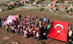 Çocuklar uçurtmaları gökyüzüyle buluşturdu
