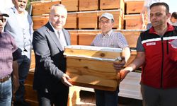 Çiftçilere arılı kovan teslim edildi