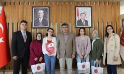Rektör Aktekin’den en çok kitap okuyan öğrencilere ödül