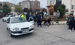 Motosiklet ile otomobil çarpıştı: 2 yaralı