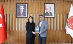 Dr. Serbest’ten Rektör Aktekin’e özel hediye