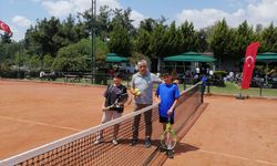 Özyayla Tenis Takımı bölge üçüncüsü oldu