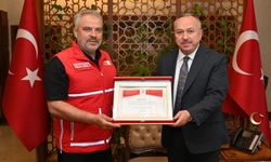Vali Fidan’dan Kızılay'a kurban bağışı