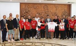 Milli takım sporcularından Rektör Aktekin’e ziyaret