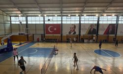 Başkan Sarıtaş badminton müsabakalarını takip etti