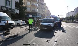 Kontrolsüz çıkan sürücü kazaya neden oldu: 3 yaralı