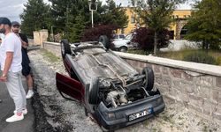 Önüne çıkan kediye çarpmamak için manevra yaptı, takla attı