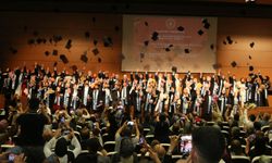 İlahiyat Fakültesi öğrencileri törenle mezun oldu