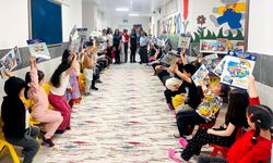 Polislerden miniklere hediye