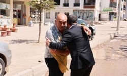 Başkan Arı vatandaşlarla kucaklaşıyor