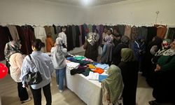 Giyim kursunun ürünleri sergileniyor
