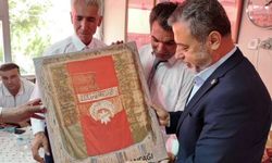 600 yıllık sancağın örneği Özgün’e hediye edildi
