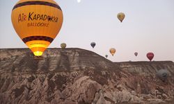 Kapadokya'da yüzlerce turist bölgeyi gökyüzünden keşfetti