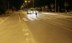 Yarı çıplak vaziyette kendini araçların önüne attı